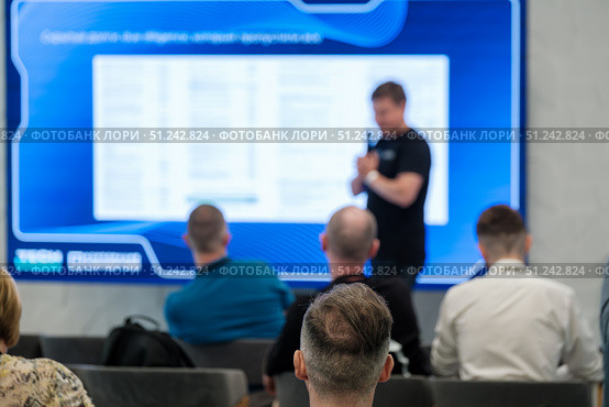 Speaker having discussion during business presentation with audience in conference room. Стоковое фото, фотограф Антон Гвоздиков / Фотобанк Лори
