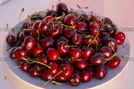 Спелая сочная крупная ароматная черешня на тарелке. Ripe juicy large fragrant cherries on a plate. Стоковое фото, фотограф Мария / Фотобанк Лори