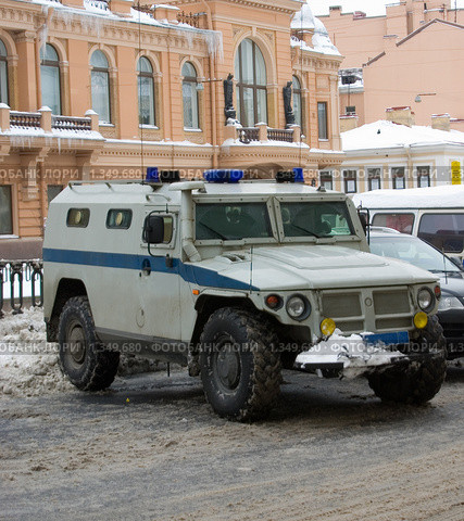 Специальная машина омона (Тигр ГАЗ-2330) припаркованная на набережной. Стоковое фото, фотограф Бузун Максимилиан / Фотобанк Лори