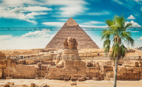 Sphinx and pyramid in the egyptian desert. Стоковое фото, агентство Ingram Publishing / Фотобанк Лори