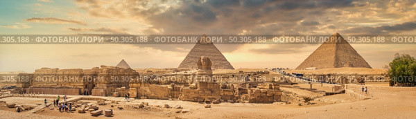 Sphinx and pyramids in the egyptian desert. Sphinx and desert. Стоковое фото, агентство Ingram Publishing / Фотобанк Лори