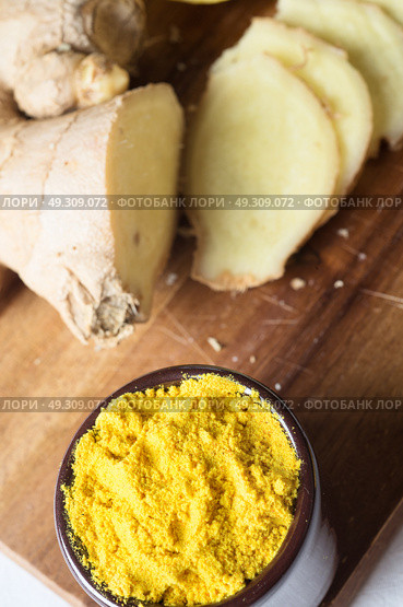 Spices and herbs in ceramic bowls. curcuma and ginger seasoning. Colorful natural additives. Стоковое фото, агентство Ingram Publishing / Фотобанк Лори