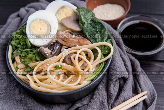 spinach eggs ramen delicious japanese soup. Стоковое фото, агентство Ingram Publishing / Фотобанк Лори
