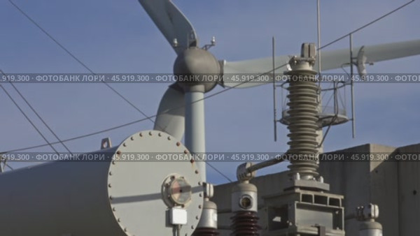 Spinning wind turbine and electrical equipment. Стоковое видео, видеограф Михаил Коханчиков / Фотобанк Лори