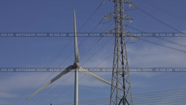 Spinning wind turbine and electrical equipment. Стоковое видео, видеограф Михаил Коханчиков / Фотобанк Лори