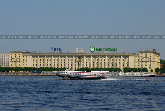 СПК "Метеор-247" идет по Неве на крыльях на фоне "Дома военморов". Санкт-Петербург (2019 год). Редакционное фото, фотограф Алексей Иванов / Фотобанк Лори