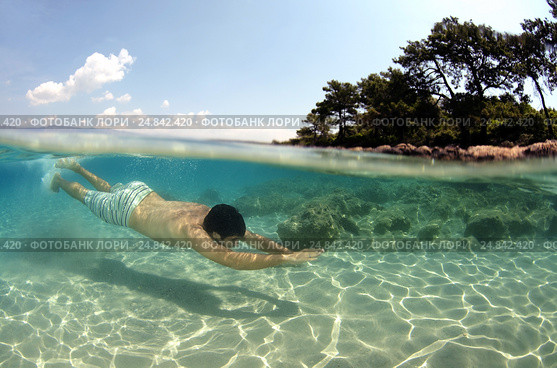 Split level, the man diving, Cleopatra island (Sedir Island), Aegean Sea, Turkey (2012 год). Редакционное фото, фотограф Некрасов Андрей / Фотобанк Лори
