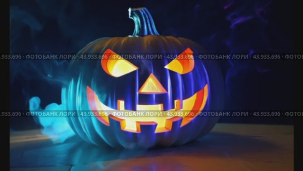Spooky jack o' lantern with vibrant smoke effects for Halloween. Стоковое видео, видеограф Данил Руденко / Фотобанк Лори
