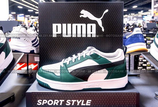 Спортивная обувь Puma. Puma — немецкий бренд, который занимается маркетингом, дистрибуцией и лицензированием обуви. Редакционное фото, фотограф FotograFF / Фотобанк Лори