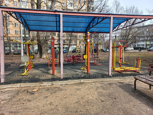 Спортивная площадка во дворе жилых домов на 16-ой Парковой улице. Район Северное Измайлово. Город Москва (2023 год). Редакционное фото, фотограф lana1501 / Фотобанк Лори