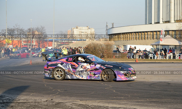 Спортивный автомобиль Drift Team T800 едет на треке у СКК на выставке Мир Автомобиля (2017 год). Редакционное фото, фотограф Максим Мицун / Фотобанк Лори