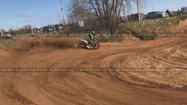 Sports cross-country motorcycles take turns at speed. Shooting from outside the track. Russia. Moscow region. 03.05.2021. Редакционное видео, видеограф Ярославский Максим / Фотобанк Лори