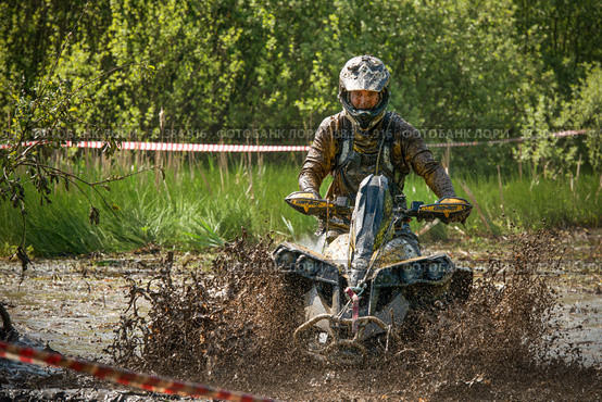 Спортсмен на квадроцикле в грязевом болоте,  MUD RING, на первом этапе гоночной серии F7 CHALLENGE 2021, Авто-мото трасса Бурцево. Редакционное фото, фотограф Pukhov K / Фотобанк Лори