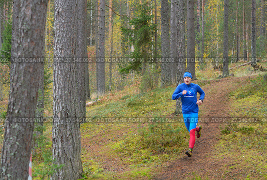 Спортсмены бегут по лесу (2017 год). Редакционное фото, фотограф Сапрыгин Сергей / Фотобанк Лори