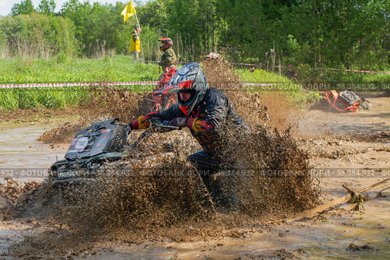 Спортсмены на квадроциклах в грязевом болоте,  MUD RING, на первом этапе гоночной серии F7 CHALLENGE 2021, Авто-мото трасса Бурцево. Редакционное фото, фотограф Pukhov K / Фотобанк Лори