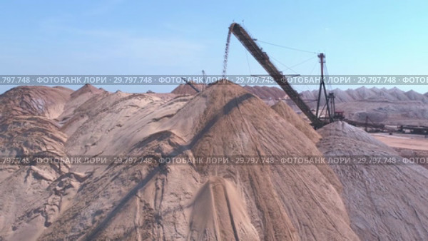 Spreader in the process of work. Transportation of an empty rock to a dump. Стоковое видео, видеограф Андрей Радченко / Фотобанк Лори