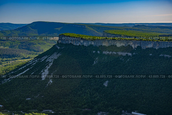 Spring landscape of the Crimean mountains, view of the Kyz-Kermen plateau in the Kachinsky valley of the Bakhchisarai district. Стоковое фото, фотограф Анна Кривицкая / Фотобанк Лори