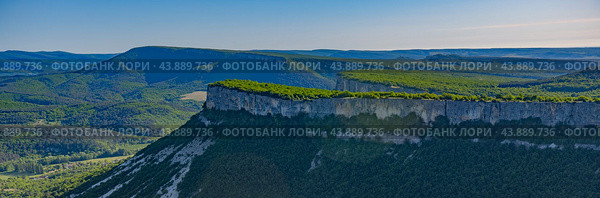 Spring landscape of the Crimean mountains, view of the Kyz-Kermen plateau in the Kachinsky valley of the Bakhchisarai district. Стоковое фото, фотограф Анна Кривицкая / Фотобанк Лори