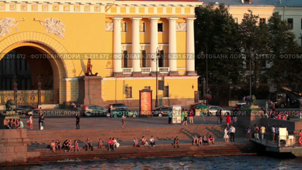 Спуск к воде на Адмиралтейской набережной с отдыхающими туристами в лучах закатного солнца, Санкт-Петербург (2014 год). Стоковое видео, видеограф Кекяляйнен Андрей / Фотобанк Лори