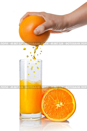 squeezing orange juice pouring into glass isolated on white. Стоковое фото, агентство Ingram Publishing / Фотобанк Лори