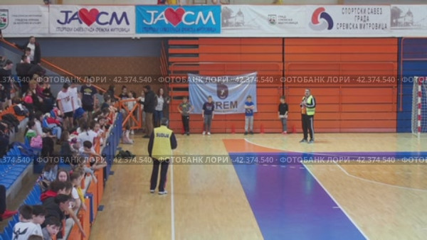 Sremska Mitrovica, Serbia 03.12.22: Children athletic competitions. School students. Gym. Boys do warm-up and get ready for cross-country. The coach gives instructions to the athletes. The stands. (2022 год). Редакционное видео, видеограф Юлия Петровская / Фотобанк Лори