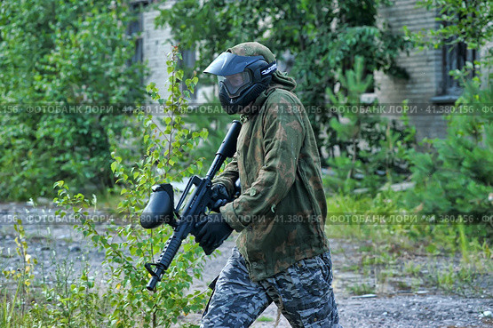 St. Petersburg, RUSSIA 27.07.2013 Open-air paintball tournament at the end of summer in nature, People in camouflage, with paintball guns and masks. Редакционное фото, фотограф Анна Кривицкая / Фотобанк Лори