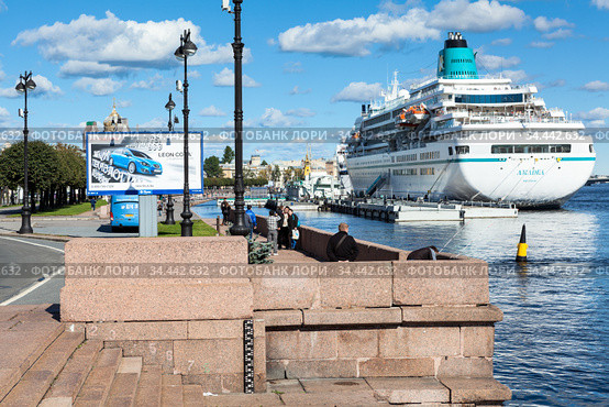 St. Petersburg, Russia-circa Sep, 2012: The Lieutenant Schmidt Embankment with cruise ferry pier is on the Neva river. It is located in the centre of city. Редакционное фото, фотограф Кекяляйнен Андрей / Фотобанк Лори