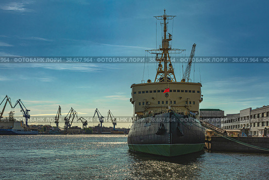 St. Petersburg, Russia : The legendary icebreaker Krasin is permanently moored at the port berth on the Neva River. Museum of the World Ocean. Historic ship, conqueror of the Arctic (2023 год). Редакционное фото, фотограф Владимир Ендовицкий / Фотобанк Лори