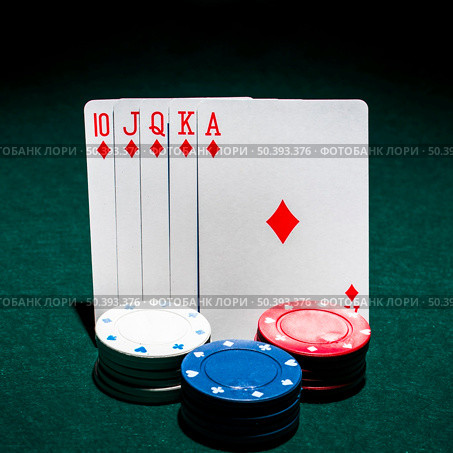 stack casino chips front royal flush playing card poker table. Стоковое фото, агентство Ingram Publishing / Фотобанк Лори