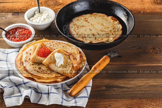 Stack of russian pancakes blini with red caviar, fresh sour cream. Стоковое фото, фотограф Ирина Буракова / Фотобанк Лори