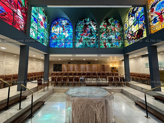 Stained glass windows by Marc Chagall in a synagogue in Jerusalem (2024 год). Редакционное фото, фотограф Irina Opachevsky / Фотобанк Лори
