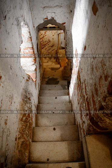 Stairs in the tower and brickwork in the Bell Tower of the 16th-century Crucifixion Church in Alexandrovskaya Sloboda in Alexandrov, Russia (2022 год). Стоковое фото, фотограф Сергей Фролов / Фотобанк Лори