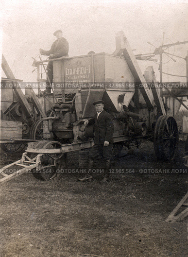 Сталинец-1 - советский прицепной зерноуборочный комбайн. 1937 год. Стоковое фото, фотограф Retro / Фотобанк Лори