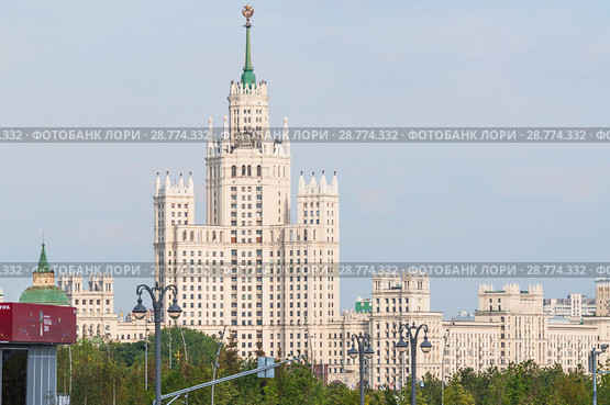 Сталинская высотка на Котельнической набережной. Москва (2018 год). Стоковое фото, фотограф Алёшина Оксана / Фотобанк Лори