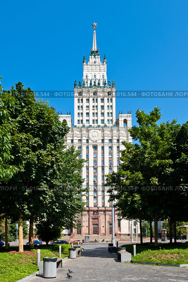 Сталинская высотка у Красных Ворот. Солнечно. Летний день. Москва. Редакционное фото, фотограф E. O. / Фотобанк Лори