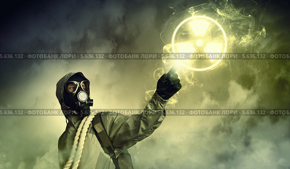 Сталкер в противогазе и знак радиации. Концепция загрязнения окружающей среды. Стоковое фото, фотограф Sergey Nivens / Фотобанк Лори
