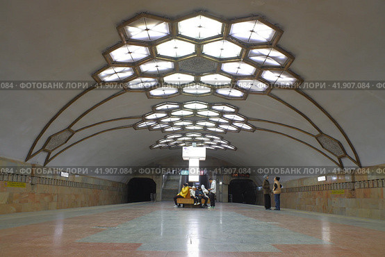 Станция метро Новза в Ташкенте, Узбекистан. Central hall of Novza metro station in Chilonzor line, Tashkent. Interior view. (2023 год). Редакционное фото, фотограф Александр Кузнецов / Фотобанк Лори