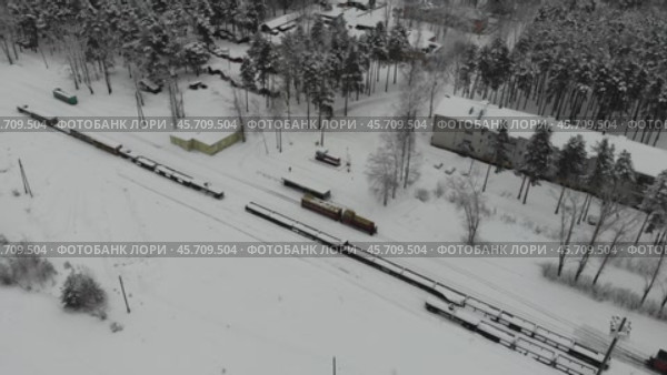 Станция Техническая узкоколейной железной дороги в Каринторфе зимой - съемка с дрона в 2020 году. Стоковое видео, видеограф Владислав Самошкин / Фотобанк Лори
