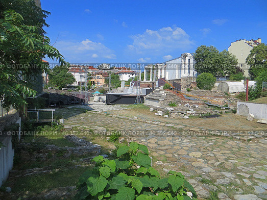 Stara Zagora, Bulgaria. July 23, 2024.City center.View of the stage of the summer opera theater at the site of the historical forum of Augustus Trajan. Редакционное фото, фотограф Мария Фетисова / Фотобанк Лори