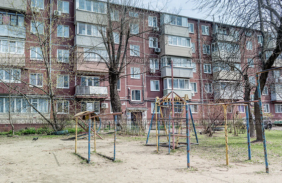 Старая детская площадка во дворе панельной хрущевки. Россия, Владивосток (2023 год). Стоковое фото, фотограф Денис Станиславович Кабелев / Фотобанк Лори