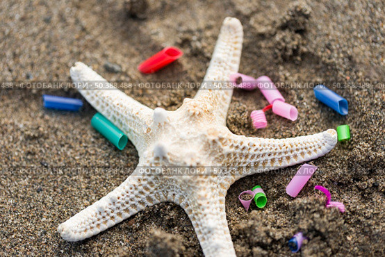 starfish with plastic pieces. Стоковое фото, агентство Ingram Publishing / Фотобанк Лори