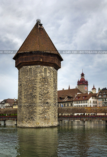 Старинная башня, Wasserturm and Kapellbrucke, Люцерн (2014 год). Стоковое фото, фотограф Boris Breytman / Фотобанк Лори