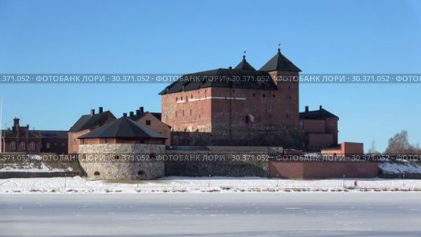 Старинная крепость города Хамеенлинна на берегу озера Ванаявеси мартовским утром. Финляндия (2019 год). Стоковое видео, видеограф Виктор Карасев / Фотобанк Лори