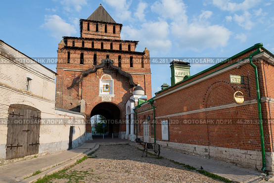Старинная Пятницкая башня Коломенского кремля солнечным июньским утром. Московская область (2023 год). Стоковое фото, фотограф Виктор Карасев / Фотобанк Лори
