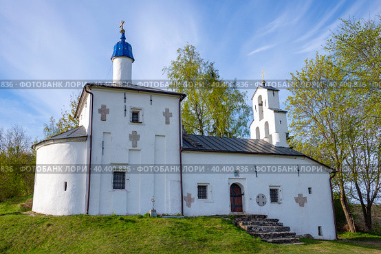 Старинная церковь Николая Чудотворца на Труворовом городище. Изборск. Псковская область (2023 год). Стоковое фото, фотограф Анна Карасева / Фотобанк Лори