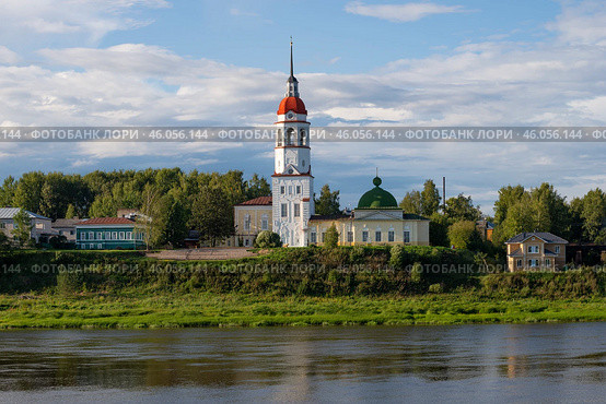 Старинная церковь Успения Пресвятой Богородицы с колокольней на берегу реки Сухона августовским днем. Тотьма, Вологодская область (2021 год). Стоковое фото, фотограф Виктор Карасев / Фотобанк Лори