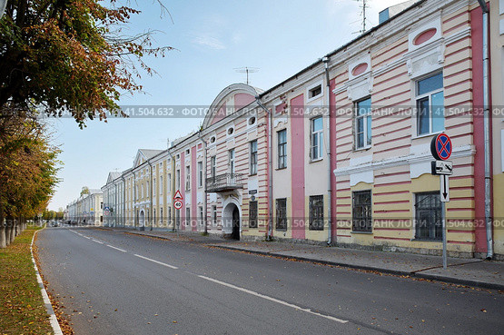 Старинная застройка на набережной Степана Разина в Твери, Россия (2023 год). Редакционное фото, фотограф Елена Коромыслова / Фотобанк Лори