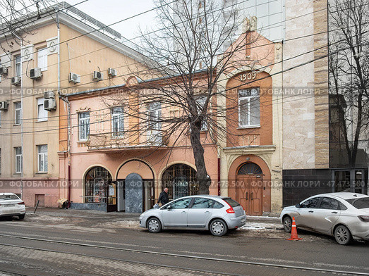Старинное здание 1909 года постройки и припаркованные автомобили на улице Кирова города Пятигорска. Редакционное фото, фотограф Лариса Веселова / Фотобанк Лори