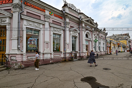 Старинное здание аптеки. Город Иркутск. Улица Дзержинского, дом 34 (2024 год). Редакционное фото, фотограф Александр Тараканов / Фотобанк Лори