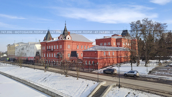 Старинное здание Орловского коммерческого банка, построенное в 1897-1899 годах по проекту архитектора С.К. Родионова. Здание отделения Центрального банка России. Старинная городская улица вдоль реки Орлик. Красивый российский город Орел. Редакционное фото, фотограф Ирина / Фотобанк Лори